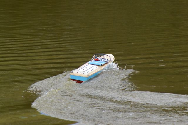 Inboard speedboat 1 DSC00073.JPG